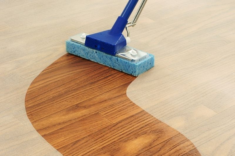 Como limpar chão de madeira?