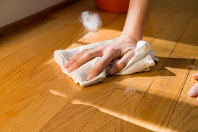 Como limpar chão de madeira?