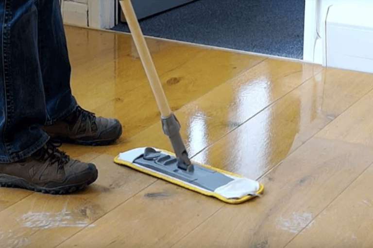 Como Limpar Chão de Madeira Encardido? Dicas essenciais! Casa e